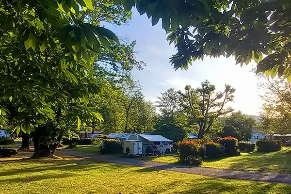 grands emplacements de campìng en bord de rivière en Ardèche